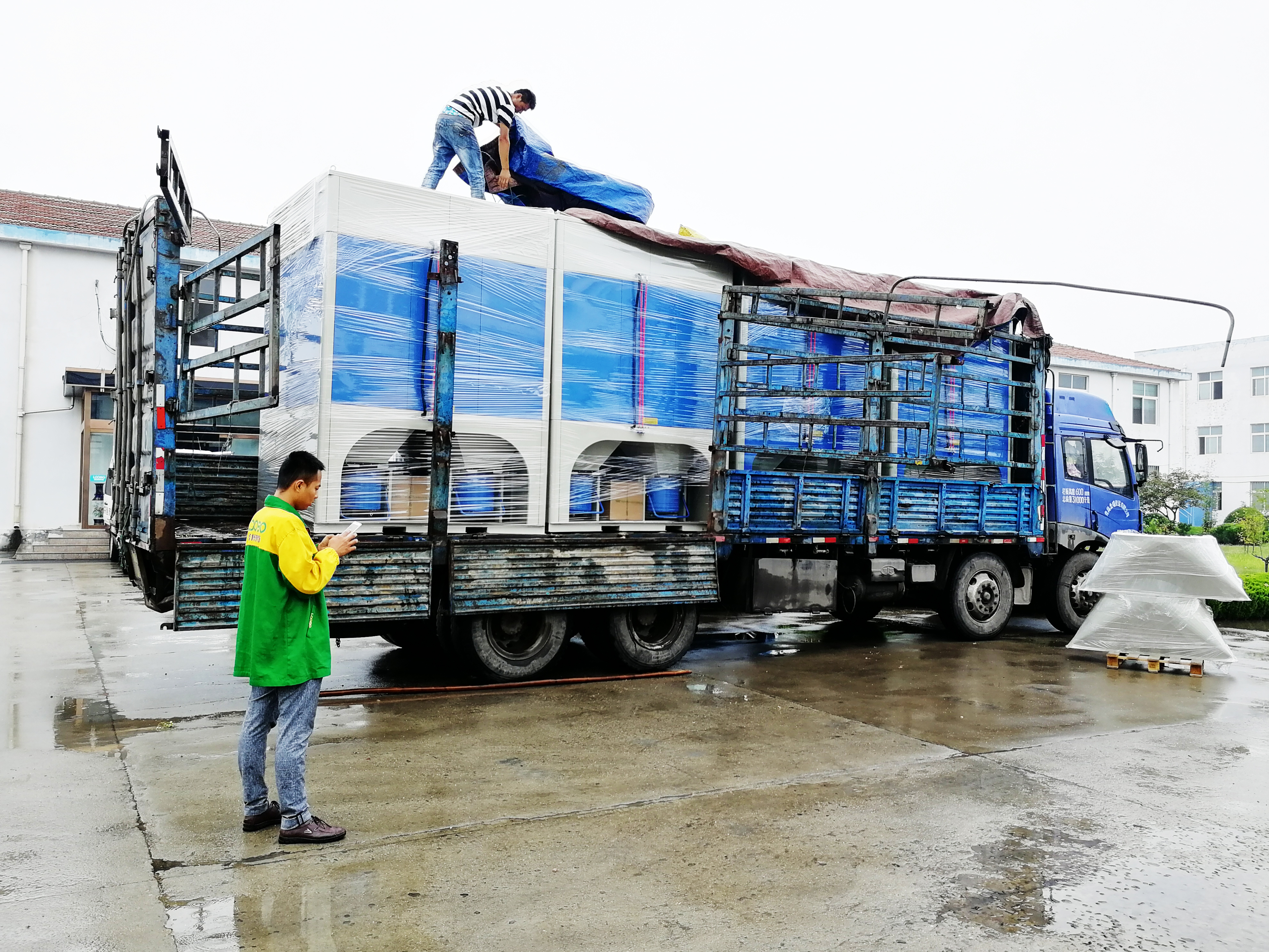 雨中發(fā)貨-路博環(huán)保在工業(yè)大氣治理領(lǐng)域的堅(jiān)持與這天氣無關(guān)