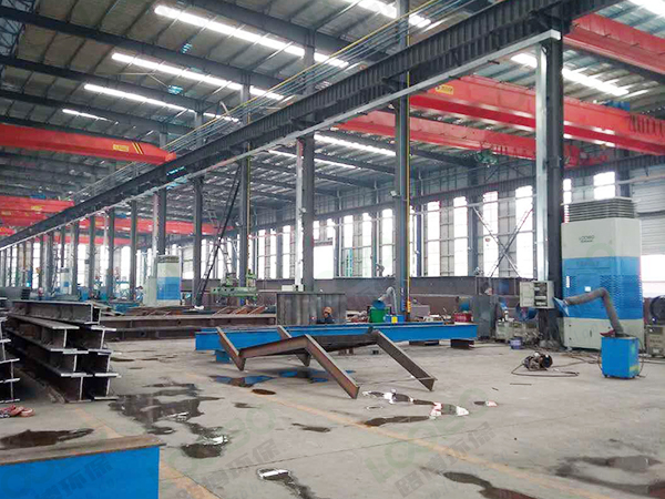 用上自循環(huán)煙塵凈化器，再高大的焊接廠房也不怕，煙塵統(tǒng)統(tǒng)被凈化。